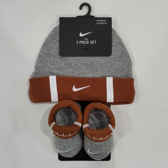 NWT Nike Football 🏈 Hat and Bootie Set 0-6 months - Picture 1 of 3